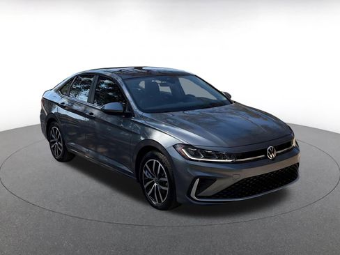 Used 2025 Volkswagen Jetta SE image 1