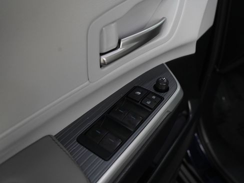 Used 2025 Toyota Sienna XLE AWD/4WD image 17