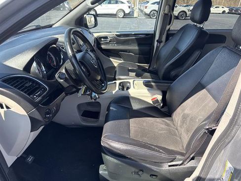 Used 2019 Dodge Grand Caravan SXT image 8