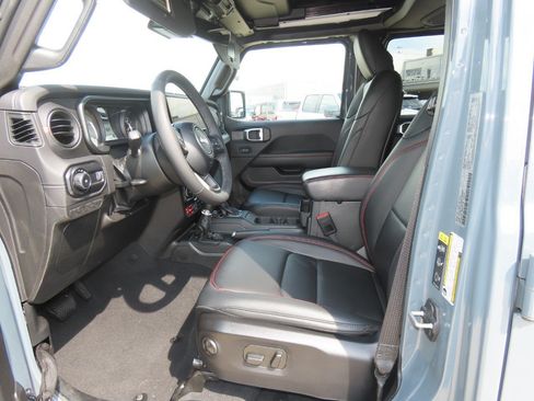 Used 2025 Jeep Wrangler Unlimited Rubicon AWD/4WD image 25