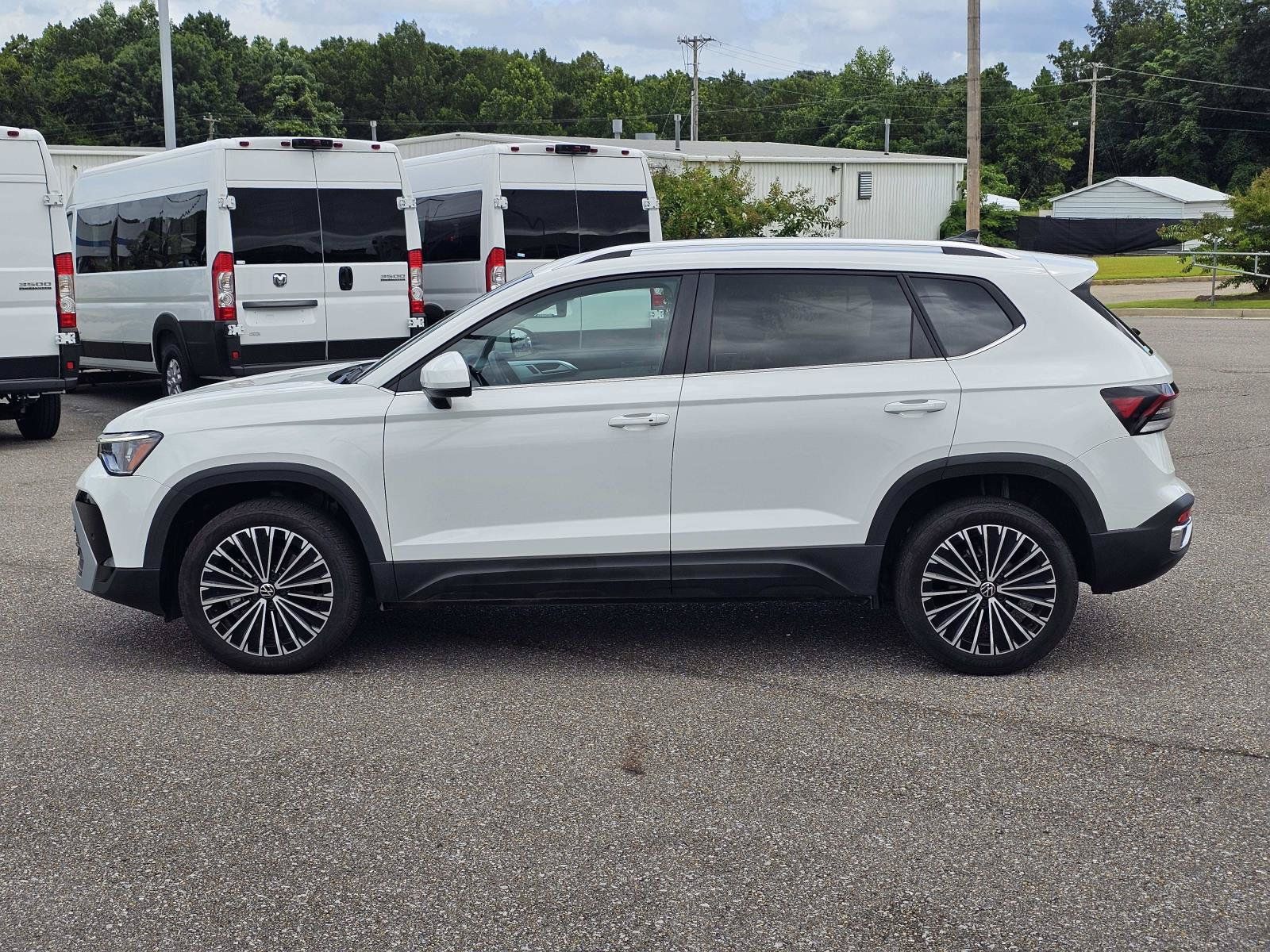 Used 2025 Volkswagen Taos SE FWD image 13