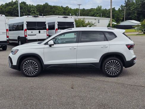 Used 2025 Volkswagen Taos SE FWD image 13