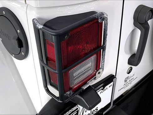 Used 2018 Jeep Wrangler Unlimited Sahara AWD/4WD image 23
