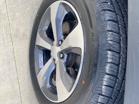 Used 2019 Jeep Cherokee Limited w/ Technology Group AWD/4WD image 11