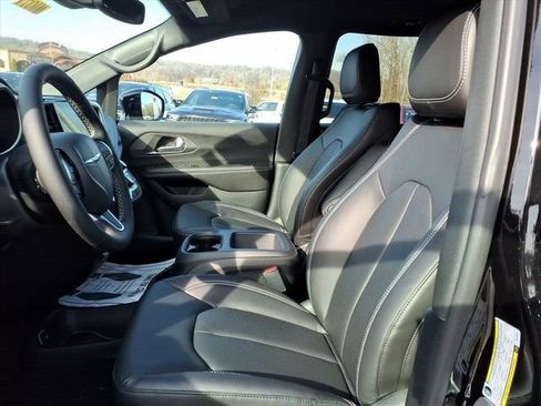 New 2026 Chrysler Pacifica Select image 7