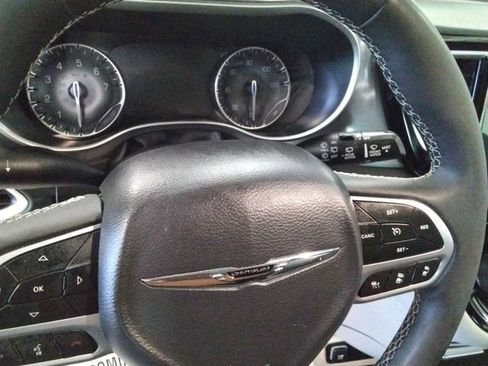 Used 2024 Chrysler Pacifica Touring-L image 25