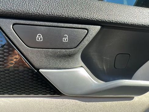 Used 2025 Volkswagen Tiguan SE AWD/4WD image 25