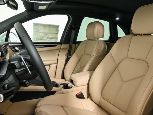 New 2025 Porsche Macan image 5