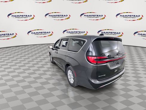 Used 2023 Chrysler Pacifica Touring-L FWD image 6