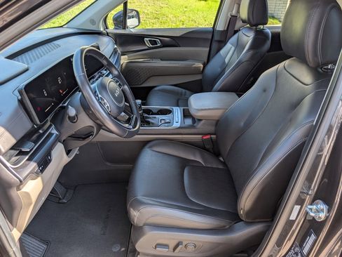 Used 2025 Kia Carnival image 2