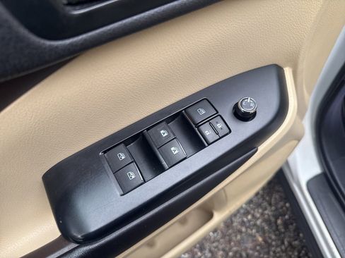 Used 2016 Toyota Highlander LE image 11