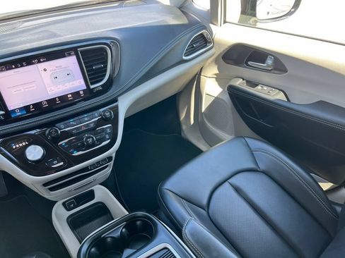 Used 2024 Chrysler Pacifica Touring-L AWD/4WD image 35
