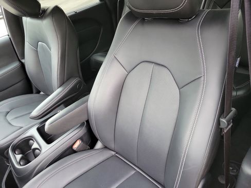 Used 2025 Chrysler Pacifica Select FWD image 6