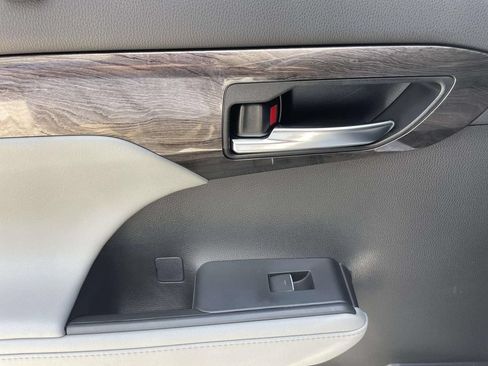 Used 2024 Toyota Highlander Platinum FWD image 13