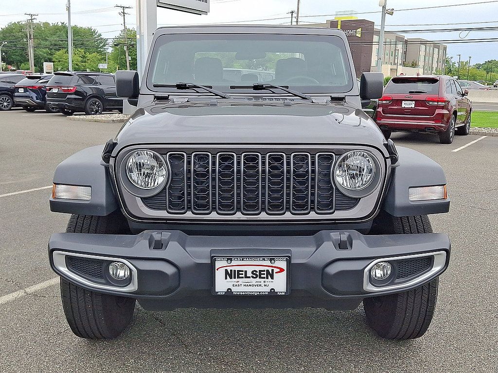 Used 2025 Jeep Gladiator Sport AWD/4WD image 35
