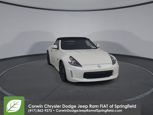 Used 2019 Nissan 370Z Touring RWD image 4