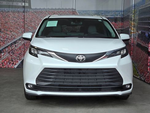 Certified 2026 Toyota Sienna XLE FWD image 3