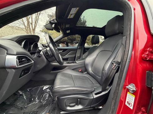 Used 2017 Jaguar F-PACE Premium image 25