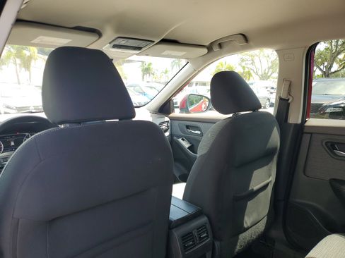 Used 2021 Nissan Rogue SV image 12