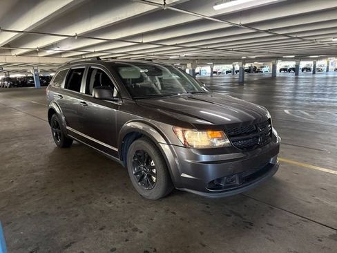 Used 2020 Dodge Journey SE w/ SE Popular Equipment Group FWD image 2