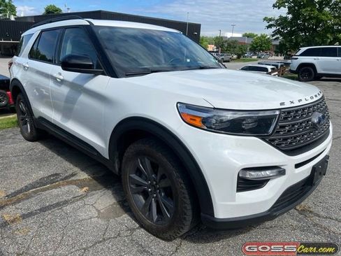 Used 2022 Ford Explorer XLT w/ Equipment Group 202A AWD/4WD image 2