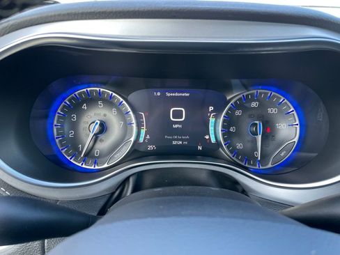 Used 2025 Chrysler Pacifica Limited image 10