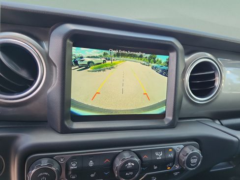Used 2018 Jeep Wrangler Unlimited Sahara AWD/4WD image 26