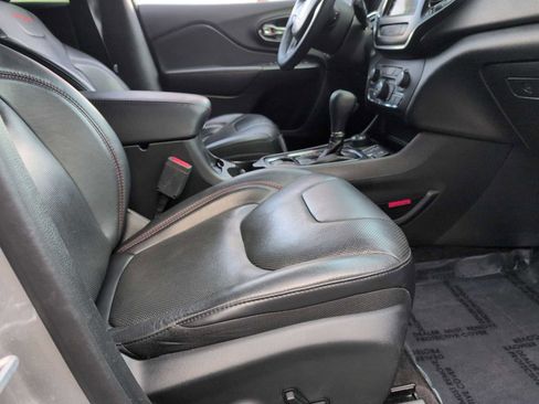 Used 2019 Jeep Cherokee Trailhawk image 24