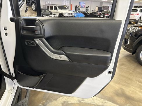 Used 2016 Jeep Wrangler Unlimited Rubicon w/ Connectivity Group AWD/4WD image 19