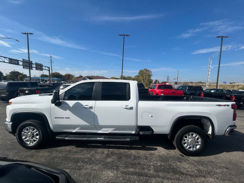 Used 2024 Chevrolet Silverado 3500 LT AWD/4WD image 3