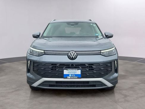 Used 2025 Volkswagen Tiguan SE AWD/4WD image 2