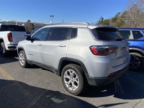 Used 2024 Jeep Compass Latitude image 3