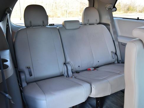 Used 2013 Toyota Sienna LE w/ Towing Pkg image 15