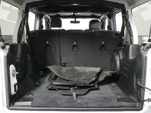 Used 2019 Jeep Wrangler Unlimited Sahara AWD/4WD image 19