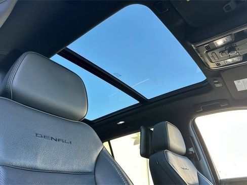 Used 2021 GMC Yukon XL Denali w/ Denali Premium Package image 23