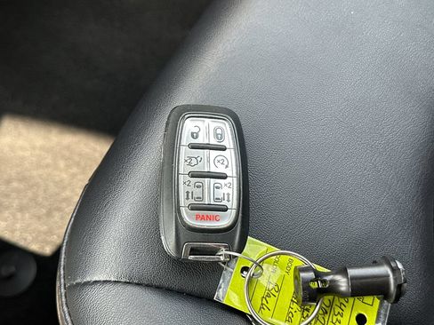 Used 2024 Chrysler Pacifica Touring-L FWD image 27