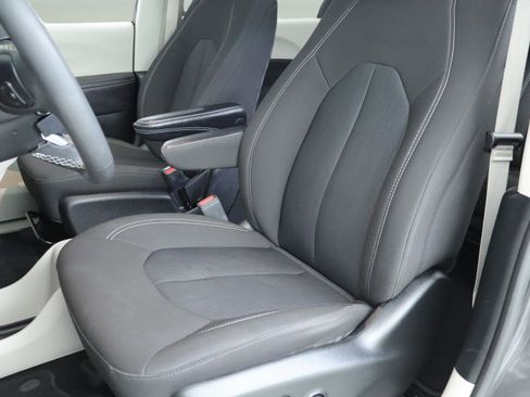 Used 2023 Chrysler Voyager LX image 12