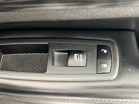 Used 2019 Jeep Grand Cherokee Laredo image 32