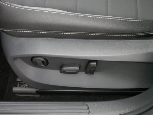 Certified 2024 Volkswagen Taos SE w/ Panoramic Sunroof Package image 20