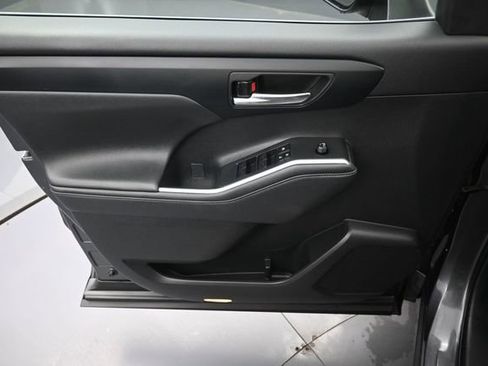 Used 2024 Toyota Highlander XLE AWD/4WD image 25
