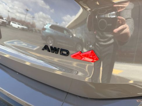 Used 2025 Nissan Rogue SV AWD/4WD image 9