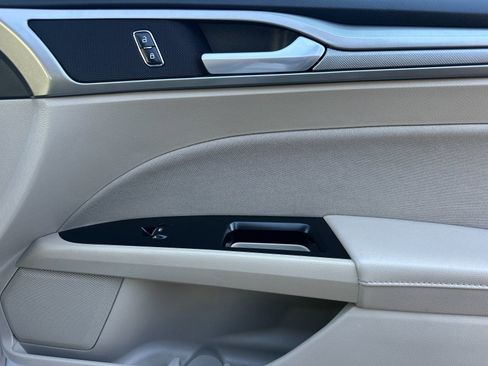 Used 2017 Ford Fusion SE w/ Fusion SE Technology Package image 19