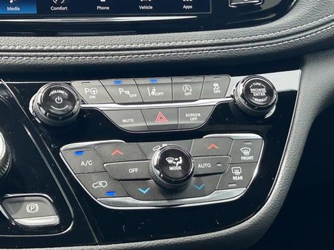 Used 2025 Chrysler Pacifica Select w/ Fav Edition Package image 14