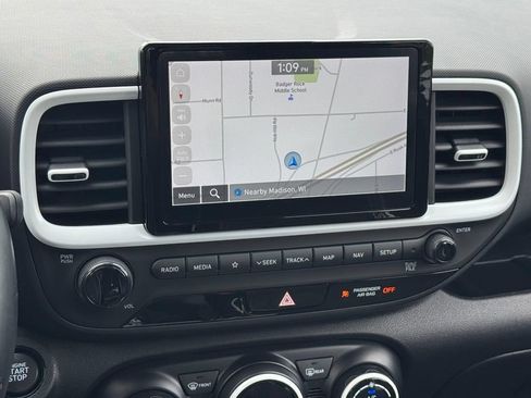 Used 2022 Hyundai Venue Limited FWD image 11
