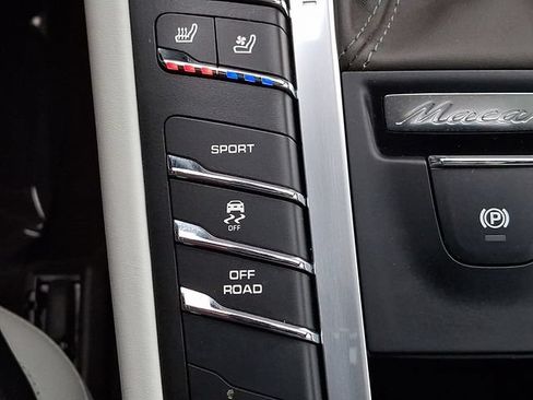 Certified 2019 Porsche Macan AWD/4WD image 28