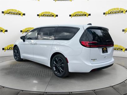 New 2026 Chrysler Pacifica Select