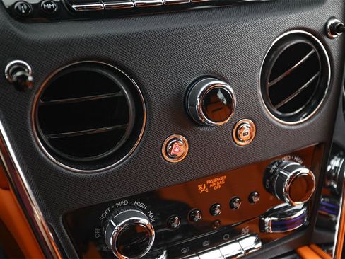 Used 2022 Rolls-Royce Cullinan w/ Dark Exterior Package image 32