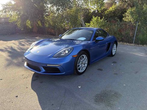 Used 2018 Porsche 718 Cayman RWD image 3