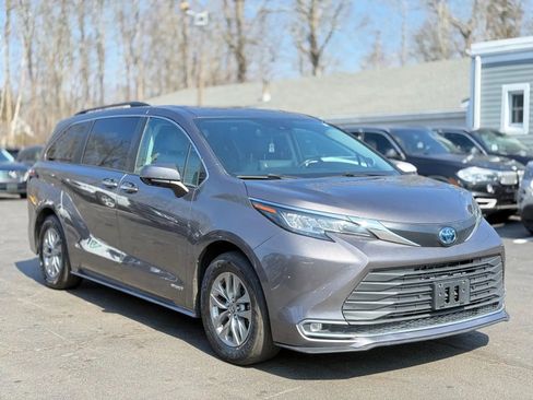 Used 2021 Toyota Sienna XLE w/ XLE Plus Package image 3