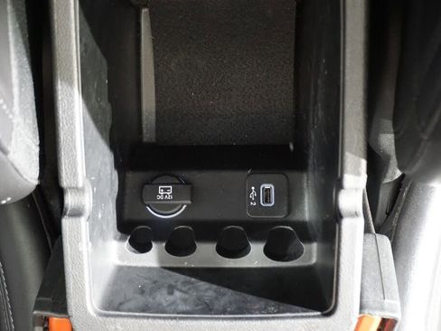 Used 2019 Jeep Cherokee Latitude Plus w/ Cold Weather Group AWD/4WD image 20
